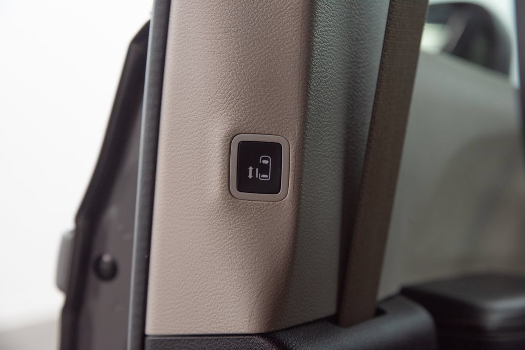Used 2023 Chrysler Pacifica Touring-L FWD image 28