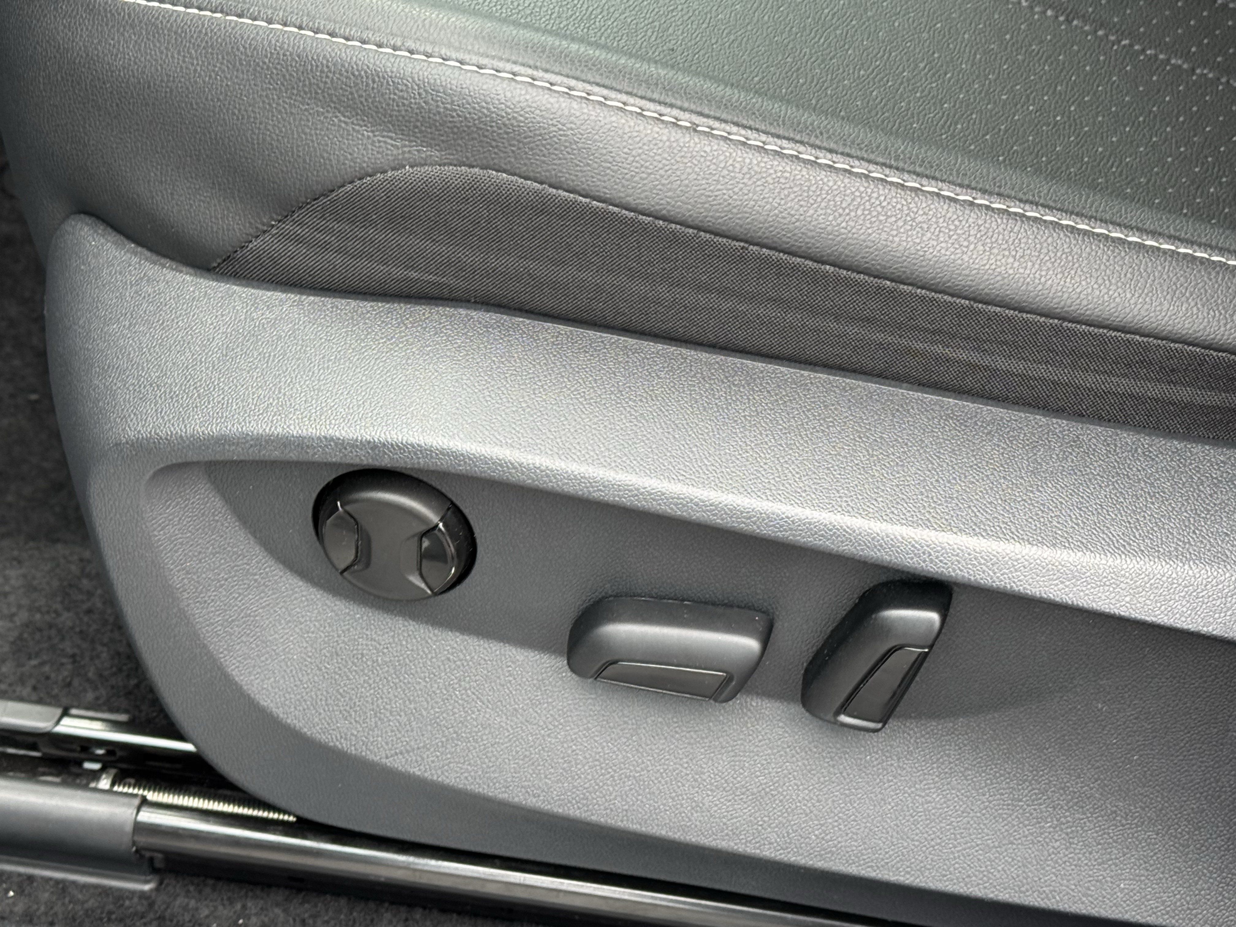 Certified 2023 Volkswagen Tiguan SE R-Line FWD image 16