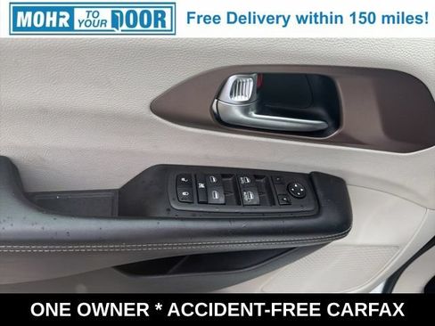 Used 2022 Chrysler Voyager LX FWD image 11