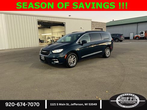 Used 2022 Chrysler Pacifica Touring-L image 2