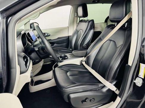 Used 2023 Chrysler Pacifica Touring-L FWD image 6