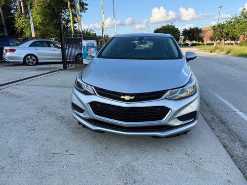 Used 2017 Chevrolet Cruze LT w/ Convenience Package FWD image 3