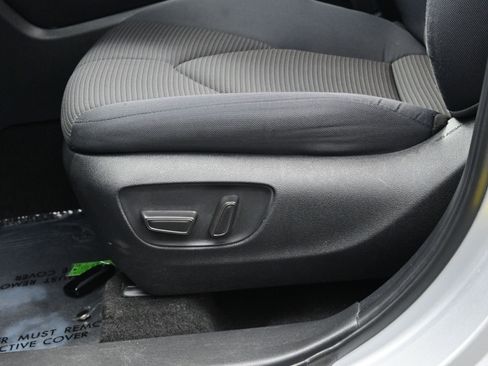 Used 2024 Toyota Highlander LE AWD/4WD image 11