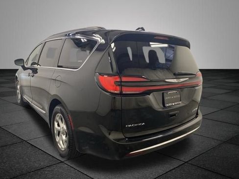 Used 2023 Chrysler Pacifica Limited FWD image 4
