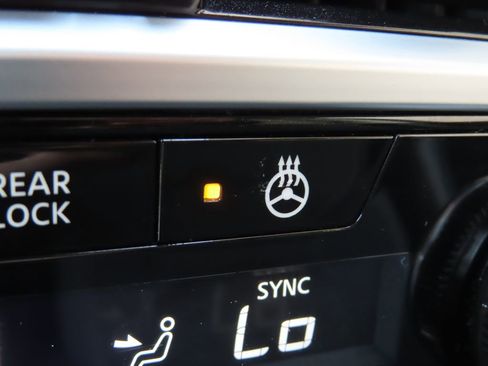Used 2024 Nissan Pathfinder SV AWD/4WD image 11