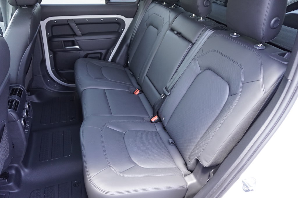 New 2026 Land Rover Defender 110 X-Dynamic SE AWD/4WD image 30
