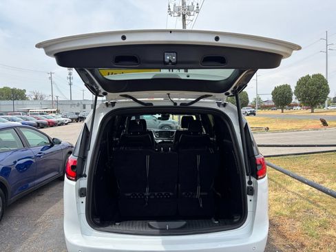 Used 2025 Chrysler Pacifica Limited FWD image 36