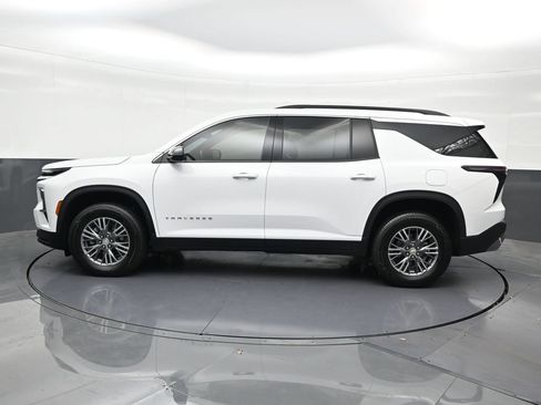 Used 2025 Chevrolet Traverse LT FWD image 2