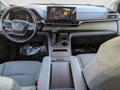 Used 2024 Toyota Sienna XLE image 17