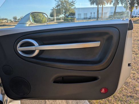 Used 2004 Chevrolet SSR w/ Preferred Equipment Group image 11