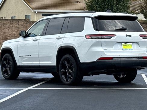 Used 2021 Jeep Grand Cherokee L Laredo image 3