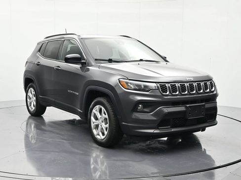 Used 2024 Jeep Compass Latitude AWD/4WD image 3