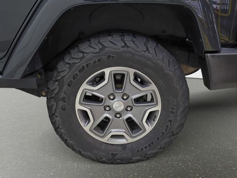 Used 2017 Jeep Wrangler Unlimited Sahara w/ Connectivity Group AWD/4WD image 30