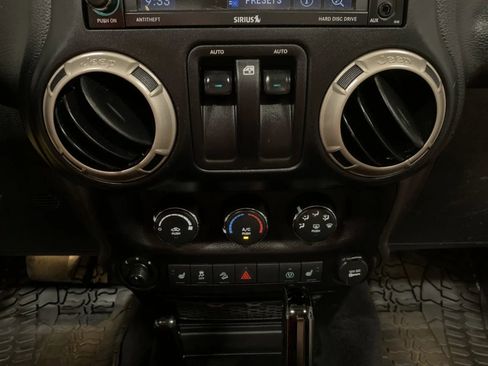 Used 2016 Jeep Wrangler Sahara image 31
