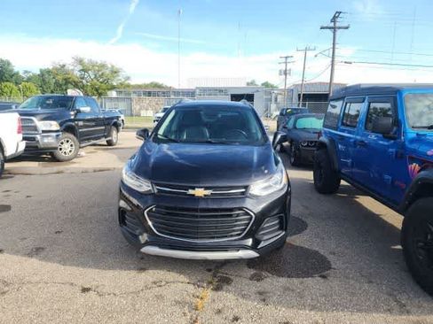 Used 2019 Chevrolet Trax LT w/ LT Convenience Package AWD/4WD image 2