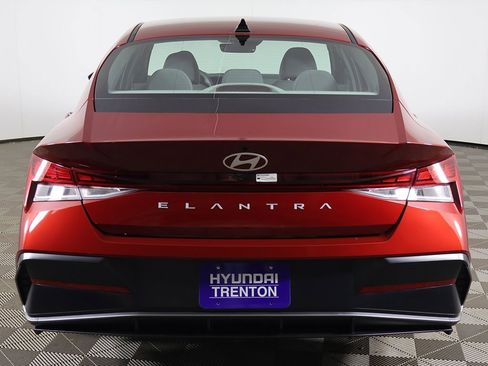 Certified 2024 Hyundai Elantra SEL w/ Convenience Package image 13