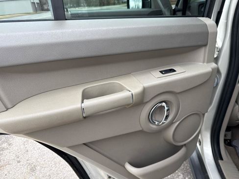 Used 2009 Jeep Commander Sport image 15