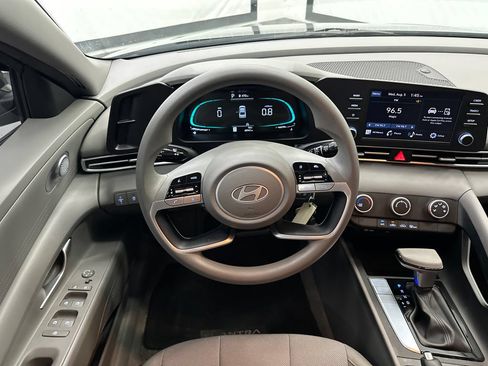 Used 2024 Hyundai Elantra SE FWD image 21