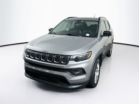 Used 2022 Jeep Compass Latitude w/ Sun and Sound Group AWD/4WD image 3