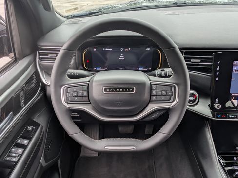 Used 2025 Jeep Wagoneer 4WD image 24