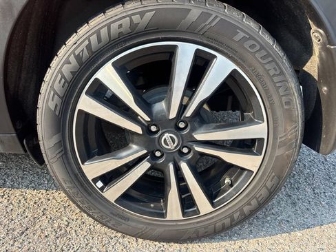 Used 2019 Nissan Kicks SR w/ SR Premium Package FWD image 30
