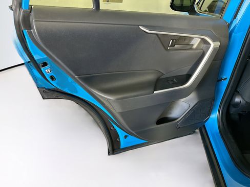 Used 2019 Toyota RAV4 LE w/ Carpet Mat Package image 26