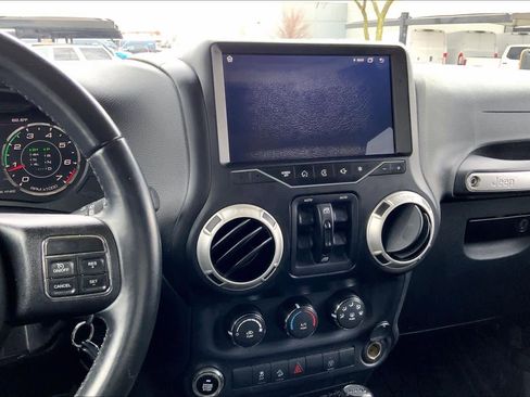 Used 2017 Jeep Wrangler Unlimited Rubicon w/ Connectivity Group image 7