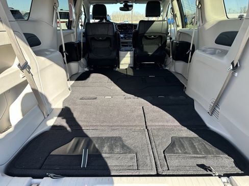 Used 2022 Chrysler Pacifica Touring-L image 7