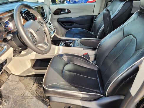 Used 2023 Chrysler Pacifica Limited image 21