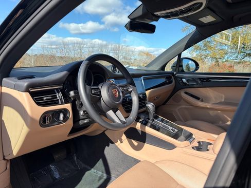 Certified 2025 Porsche Macan image 4