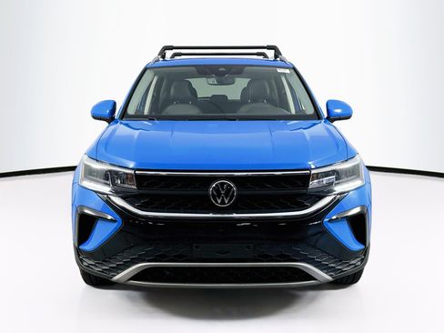 Used 2022 Volkswagen Taos SE w/ Panoramic Sunroof Package AWD/4WD image 2