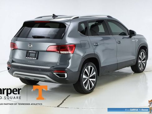 Used 2023 Volkswagen Taos SE w/ Panoramic Sunroof Package FWD image 9