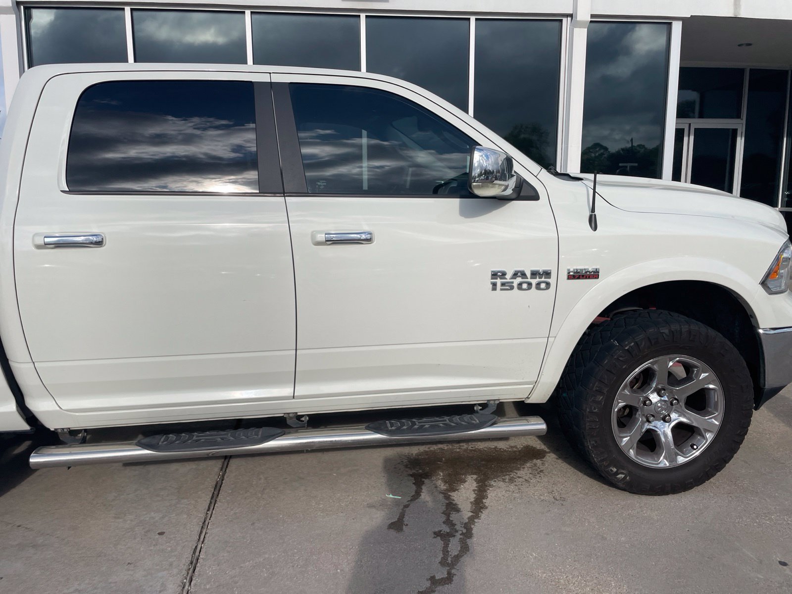 Used 2017 RAM 1500 Laramie w/ Convenience Group AWD/4WD image 4