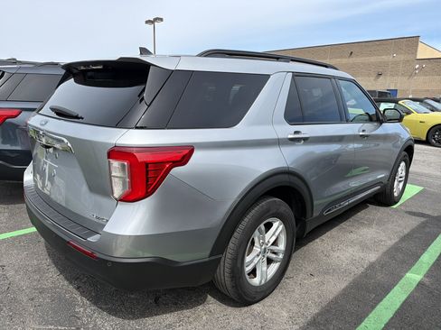Used 2023 Ford Explorer XLT AWD/4WD image 7