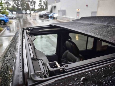 Used 2023 Jeep Wrangler Unlimited Sahara w/ Cold Weather Group image 17