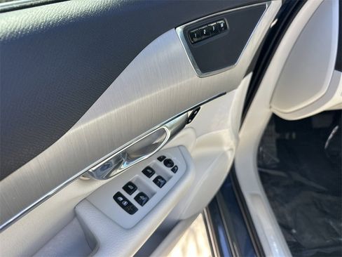 Used 2021 Volvo XC90 T5 Momentum w/ Protection Package Premier image 13