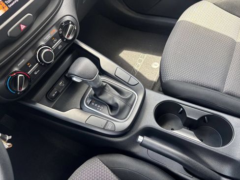 Used 2025 Kia Soul LX w/ LX Technology Package FWD image 39