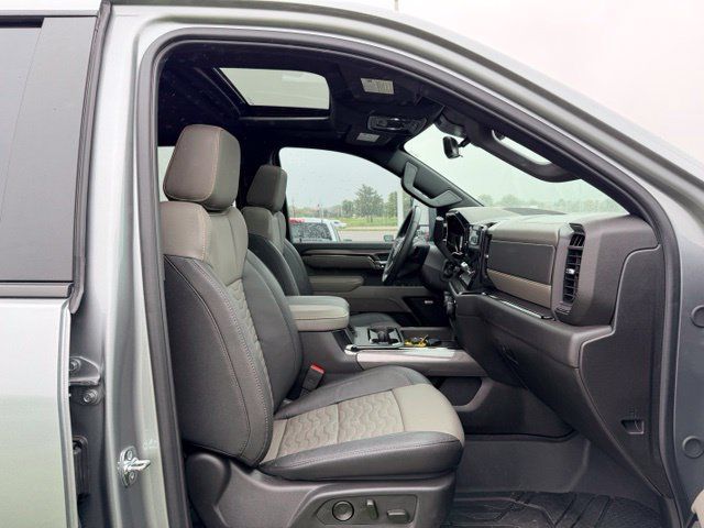 Used 2025 Chevrolet Silverado 2500 ZR2 w/ Technology Package AWD/4WD image 11