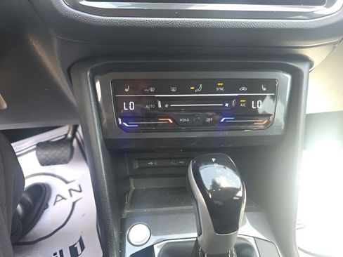 Used 2024 Volkswagen Tiguan SE image 17