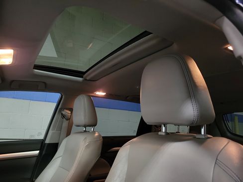 Used 2014 Toyota Highlander XLE image 19