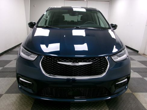 Used 2024 Chrysler Pacifica Limited AWD/4WD image 19