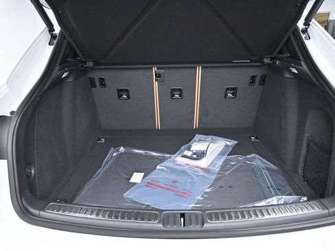 Certified 2025 Porsche Macan AWD/4WD image 8