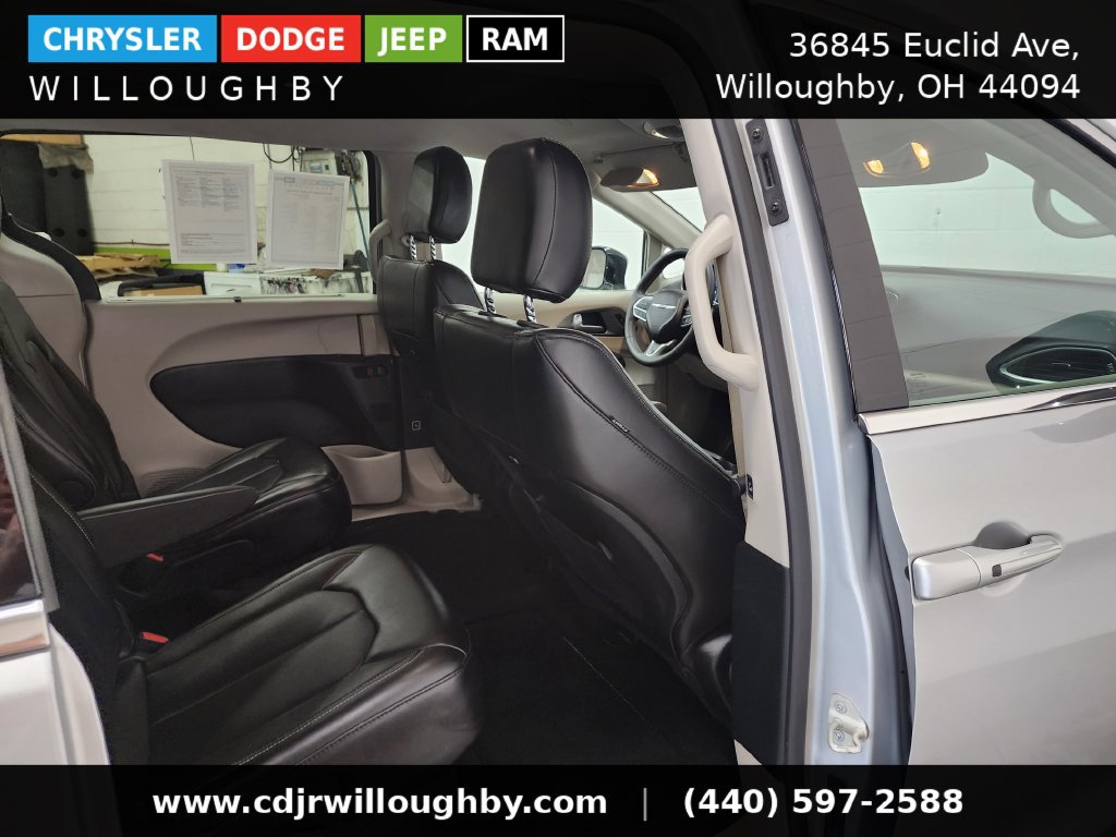 Used 2024 Chrysler Pacifica Touring-L FWD image 32