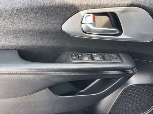 Used 2022 Chrysler Pacifica Touring image 13