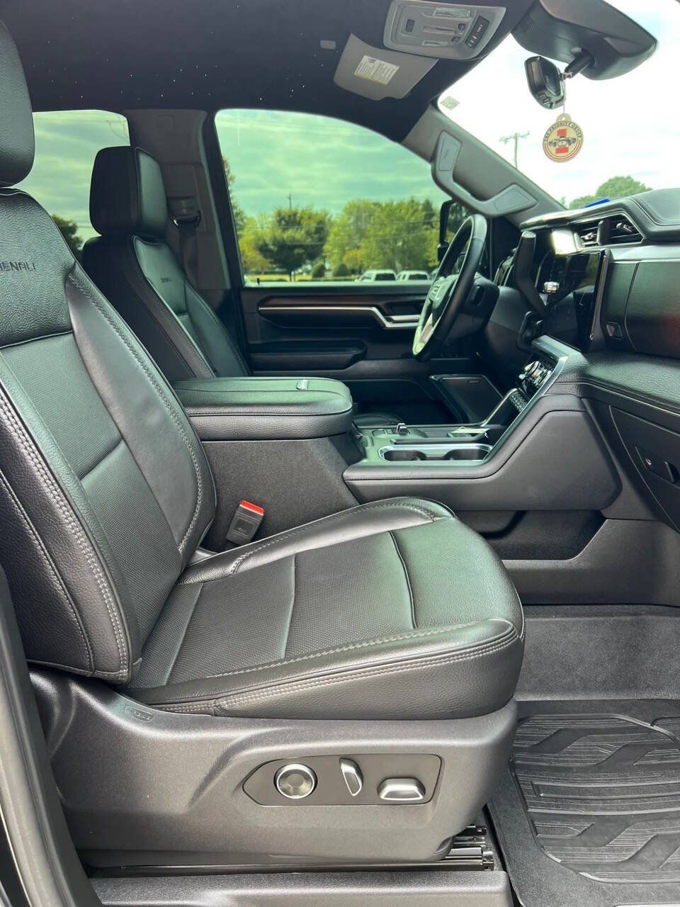 Used 2024 GMC Sierra 3500 Denali w/ Technology Package AWD/4WD image 28
