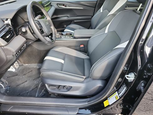Used 2026 Toyota Camry SE FWD image 9