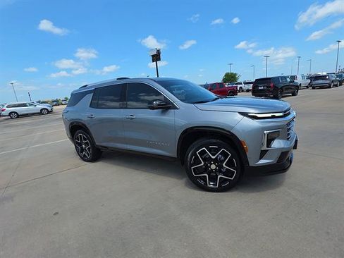 Used 2025 Chevrolet Traverse High Country w/ LPO, Floor Liner Package FWD image 4
