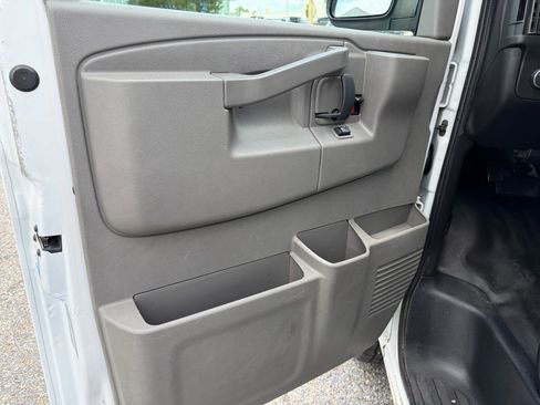 Used 2017 Chevrolet Express 2500 RWD image 21