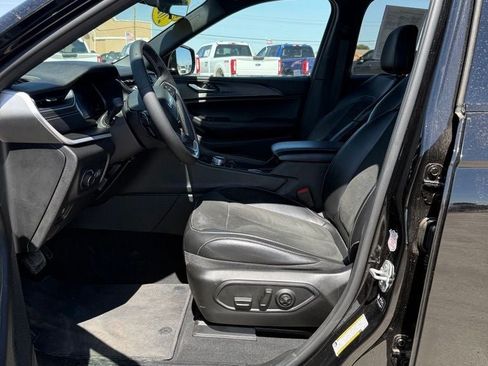 Used 2025 Jeep Grand Cherokee Altitude AWD/4WD image 5