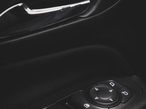 Used 2021 Chevrolet Equinox LT image 18